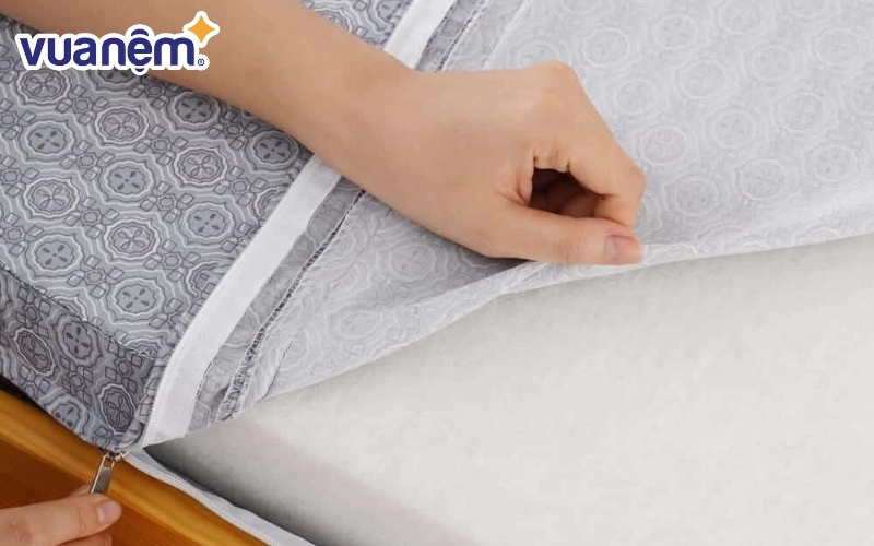 Nệm bông ép có giá thành phải chăng, được nhiều gia đình sử dụng.