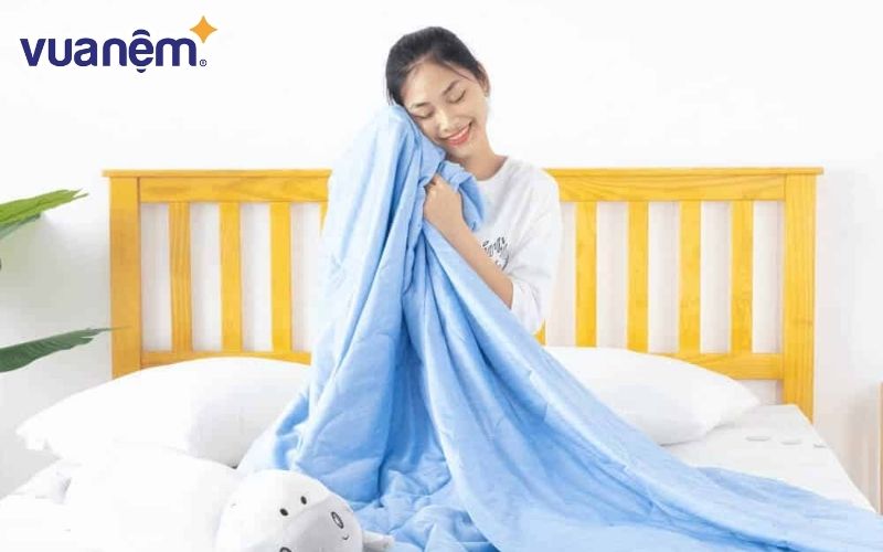 Sử dụng khăn làm mát là một cách nằm nệm không bị nóng hiệu quả