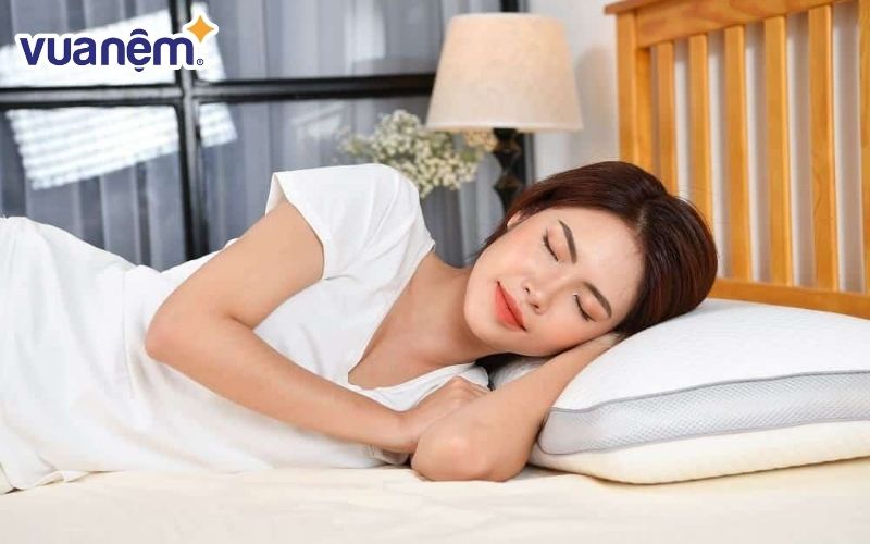 Sử dụng gối làm mát giúp nằm nệm không bị nóng