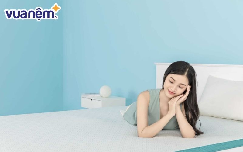 Cách nằm nệm không bị nóng - sử dụng topper làm mát