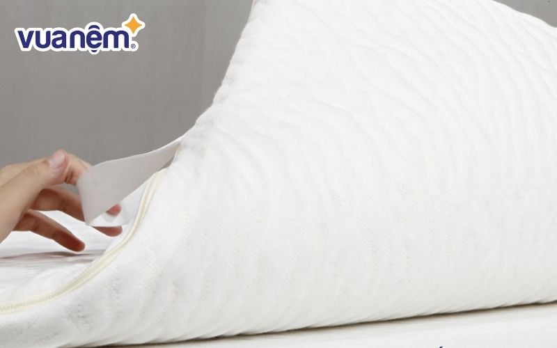 Tấm bảo vệ nệm Liên Á mềm mại, chắc chắn và có 4 sợi chun bo góc