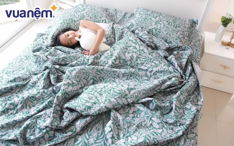 Lựa chọn chăn hè được làm từ chất liệu mát mẻ