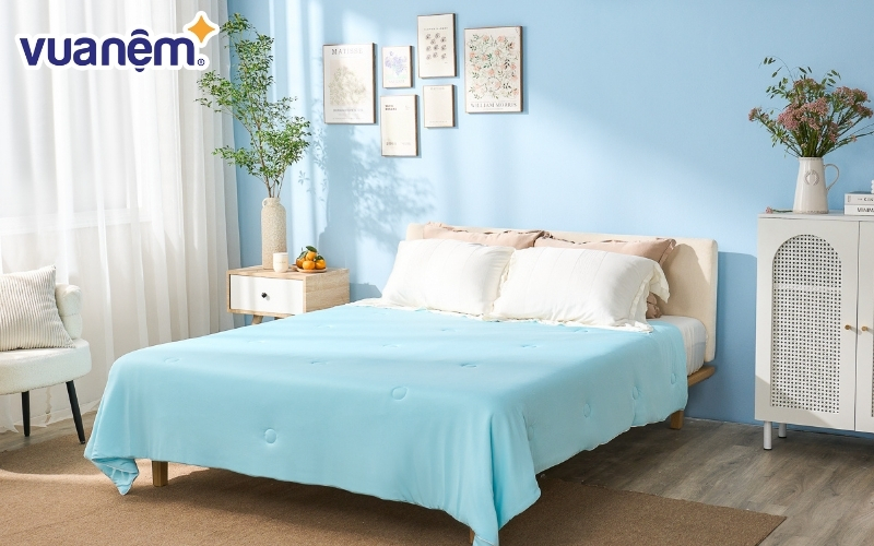 Sử dụng khăn làm mát là một cách nằm nệm không bị nóng hiệu quả