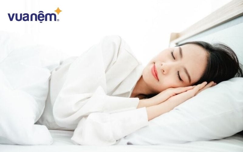 Nên tránh nằm nghiêng để hạn chế xuất hiện nếp nhăn