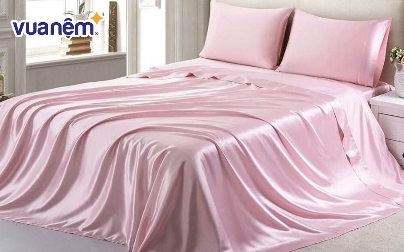 Sử dụng chăn, ga, gối, nệm có lớp vỏ được làm từ vải satin để hạn chế nếp nhăn
