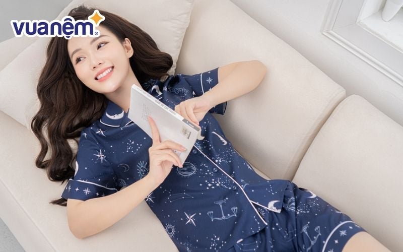 Sử dụng bộ đồ ngủ vải trơn để hạn chế nếp nhăn khi ngủ