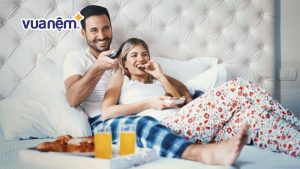Cách xem tivi trên giường thoải mái và tốt cho sức khỏe