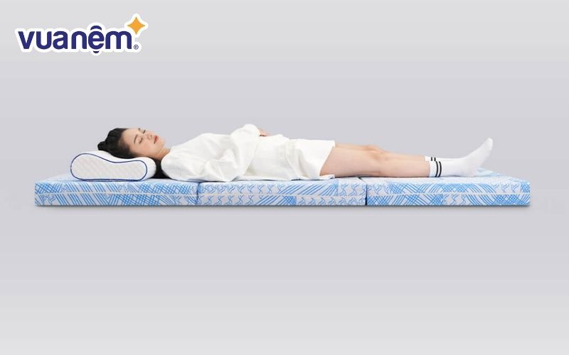 Nệm Kim Cương Titanium đa tầng với chất liệu cao su thiên nhiên và bông ép sạch khuẩn giúp bảo vệ cột sống tốt