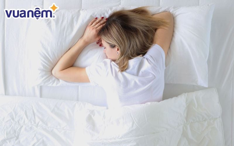 Khi ngủ sấp, bạn có nguy cơ khiến cổ bị vặn ở một tư thế không thoải mái