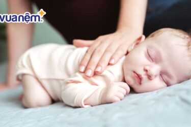 trẻ sơ sinh nên nằm giường hay nệm