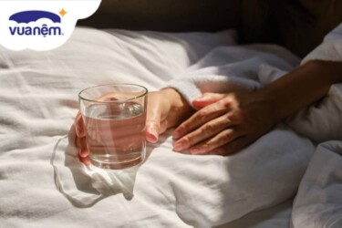 Uống nước muối loãng trước khi đi ngủ