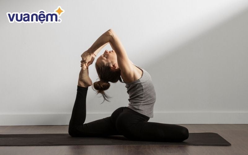 Khi thức dậy, nhóm người trung thành sẽ dành thời gian để xoa dịu tâm trí bằng các bài tập Yoga