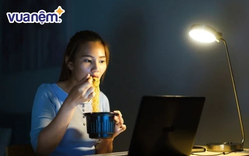 Những người thách thức thường có thói quen sử dụng nhiều thực phẩm, thức uống trước khi đi ngủ