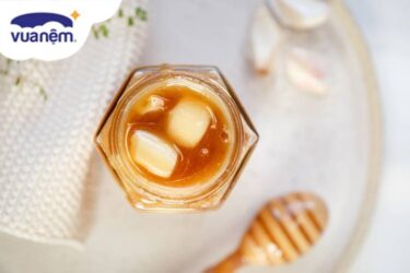 Uống tỏi ngâm mật ong trước khi đi ngủ