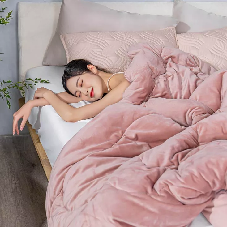 Chăn ga màu hồng tạo cảm giác dịu dàng, nữ tính và ấm cúng
