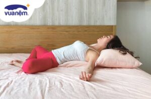 Có nên kê gối dưới lưng khi ngủ hay không?