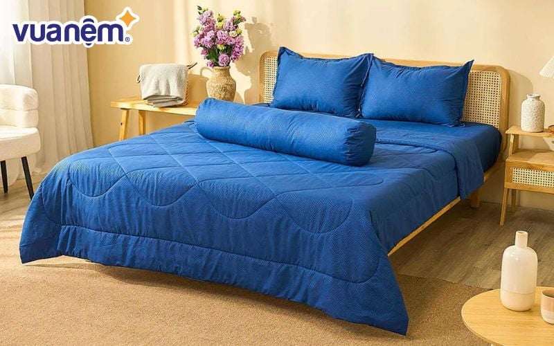 Những gam màu nóng nên tránh vì sẽ gây cảm giác bí bách cho mùa hè