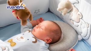 [GIẢI ĐÁP] Có nên cho trẻ sơ sinh nằm gối chống lõm đầu?