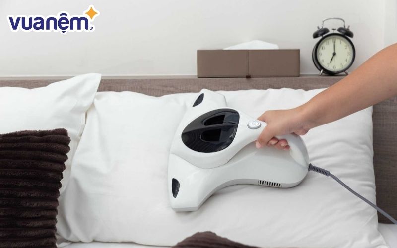 Hút bụi cho chăn ga gối nệm là việc cần thiết giúp xử lý nệm bị hôi nhanh chóng