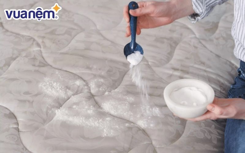 Rải đều bột baking soda lên nệm để loại việc nệm bị hôi