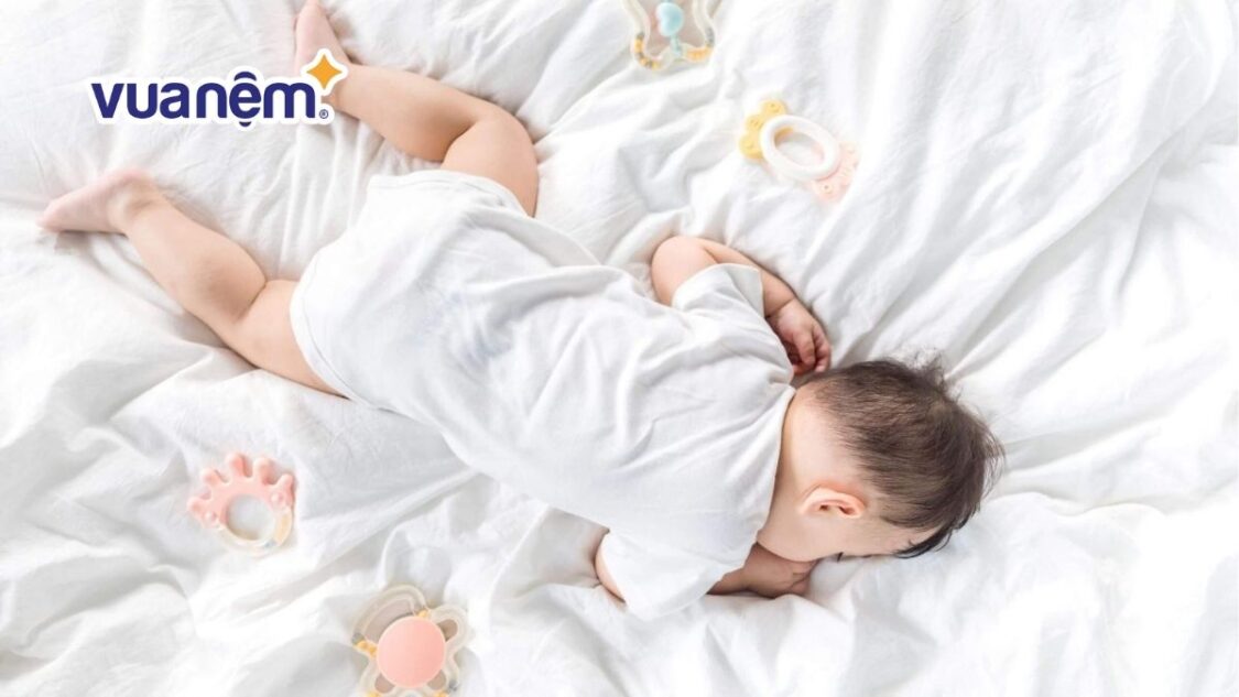 Trẻ sơ sinh nằm nệm lò xo được không? Cách chọn nệm cho bé?