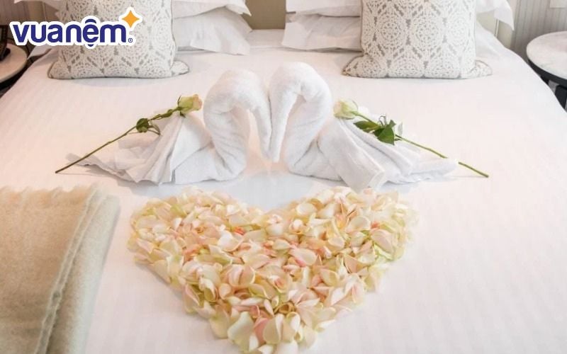 Trang trí giường cưới mong ước gia đình luôn hạnh phúc, ngọt ngào