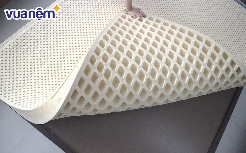 Nệm cao su thiên nhiên sẽ có mùi đặc trưng riêng