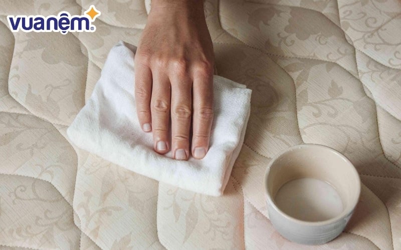 Sử dụng khăn để vệ sinh nệm cao su thiên nhiên