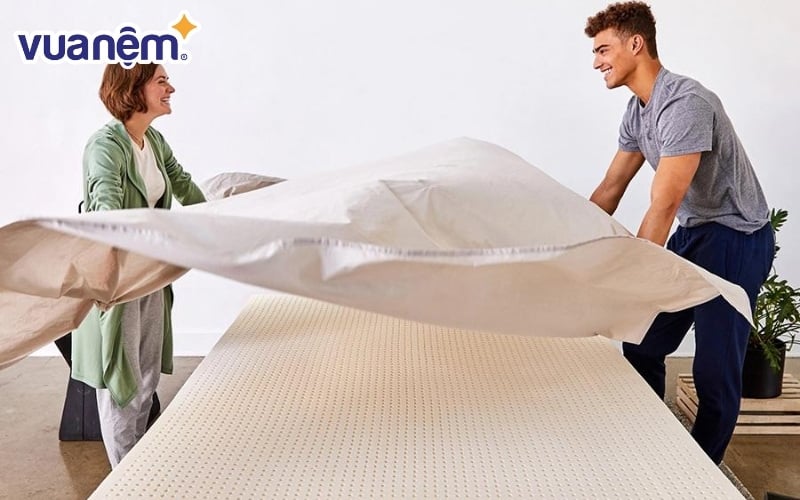 Phủ chăn ga để bảo vệ, giữ vệ sinh nệm cao su thiên nhiên