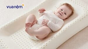Trẻ sơ sinh nằm nệm cao su non được không? Cách chọn nệm