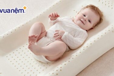 trẻ sơ sinh nằm nệm cao su non được không