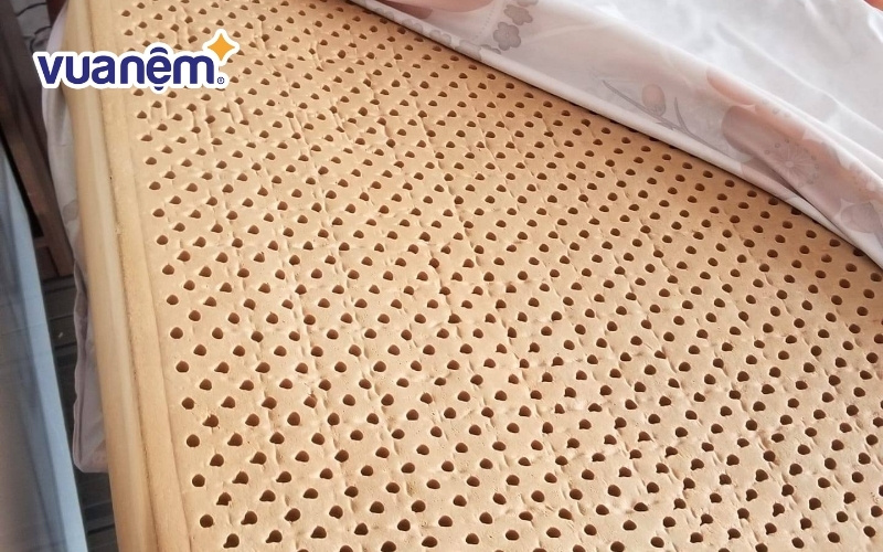 Khi thấm nước nệm cao su dễ bị giảm tuổi thọ