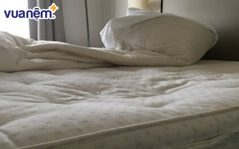 Nệm cao su dễ bị mất form dáng khi thấm nước