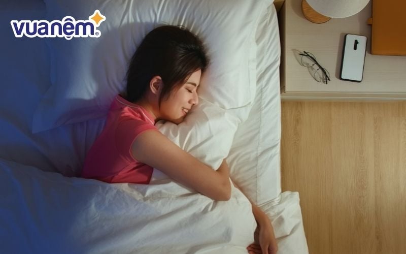 Kê giường quay đầu hướng Đông Bắc mang đến cảm giác an toàn cho người mệnh Thổ