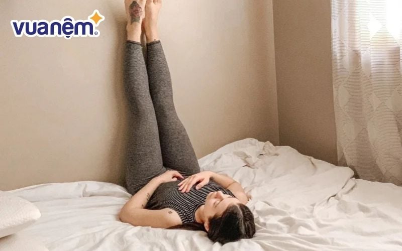 Tập các động tác yoga nhẹ nhàng trước khi đi ngủ