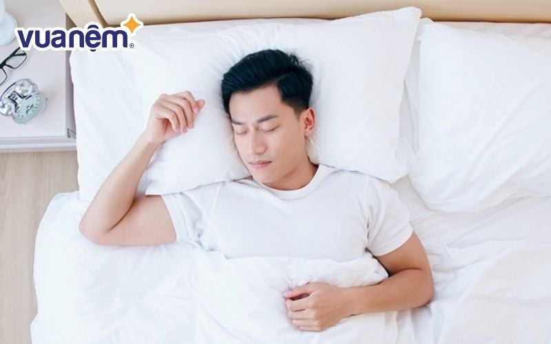 Nằm ngửa và lựa chọn nệm đàn hồi vừa phải để không ảnh hưởng cột sống