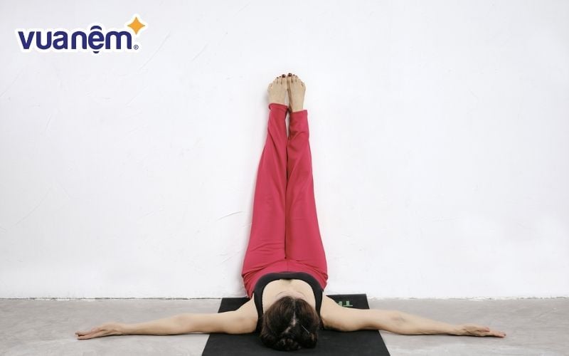 Tư thế gác chân lên tường là động tác nổi tiếng trong yoga