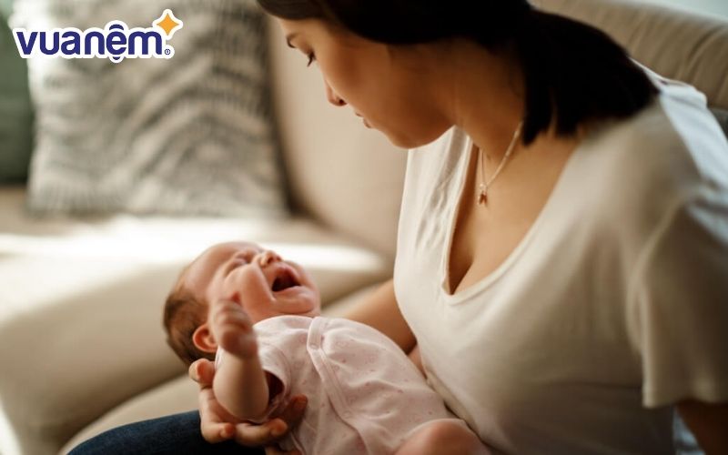 Trẻ quấy khóc vì quá nóng nực