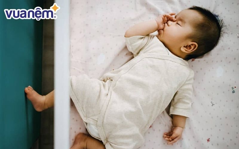 Hạn chế đội mũ cho trẻ sơ sinh trong mùa nóng