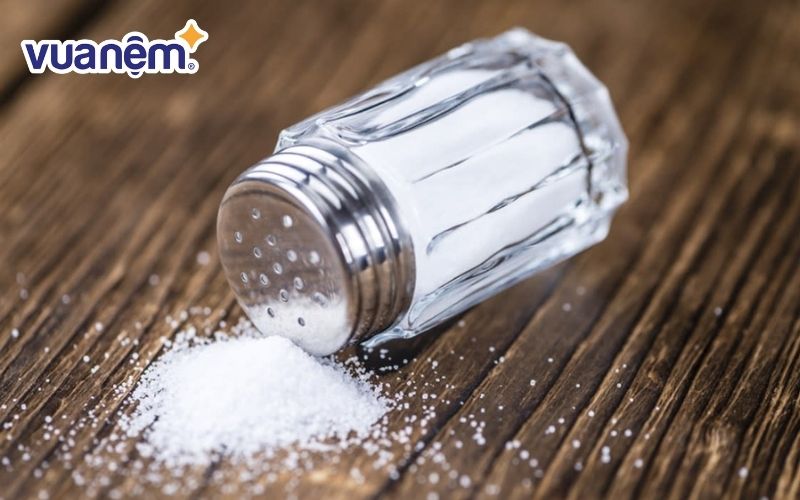 Cách làm sạch khi nệm bị dính máu bằng muối lạnh