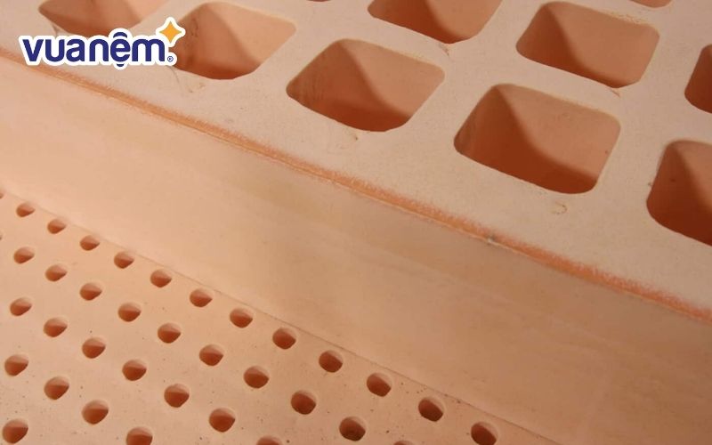 Hệ thống lỗ thông khí trên nệm cao su mang lại cảm giác thoáng mát vào mùa hè