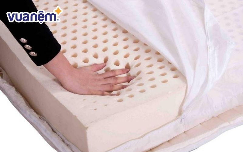 Lựa chọn mua nệm cao su thiên nhiên có độ đàn hồi và độ cứng phù hợp cho người lớn tuổi
