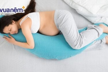 mẹ bầu nằm dưới nền nhà