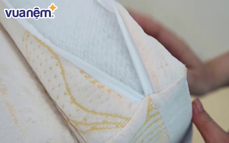 Phần vải bọc nệm thường được làm từ các dòng vải như: gấm, cotton,… 