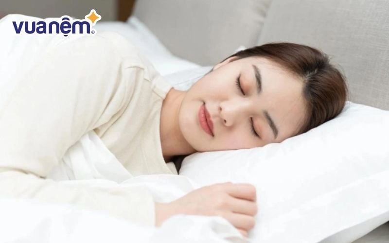 Nằm nghiêng trái để hơi thở được lưu thông thuận lợi