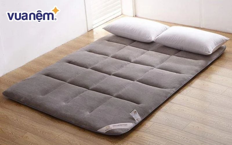Nếu bạn mua nệm trải sàn của Hàn Quốc thì không cần đầu tư giường