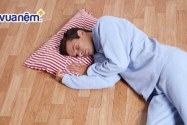 ngủ dưới nền gạch