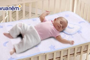 trẻ sơ sinh nằm gì cho mát lưng