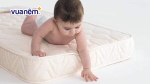 Trẻ sơ sinh nằm nệm dưới nền nhà có tốt không? Cần lưu ý điều gì?