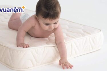 trẻ sơ sinh nằm nệm dưới nền nhà